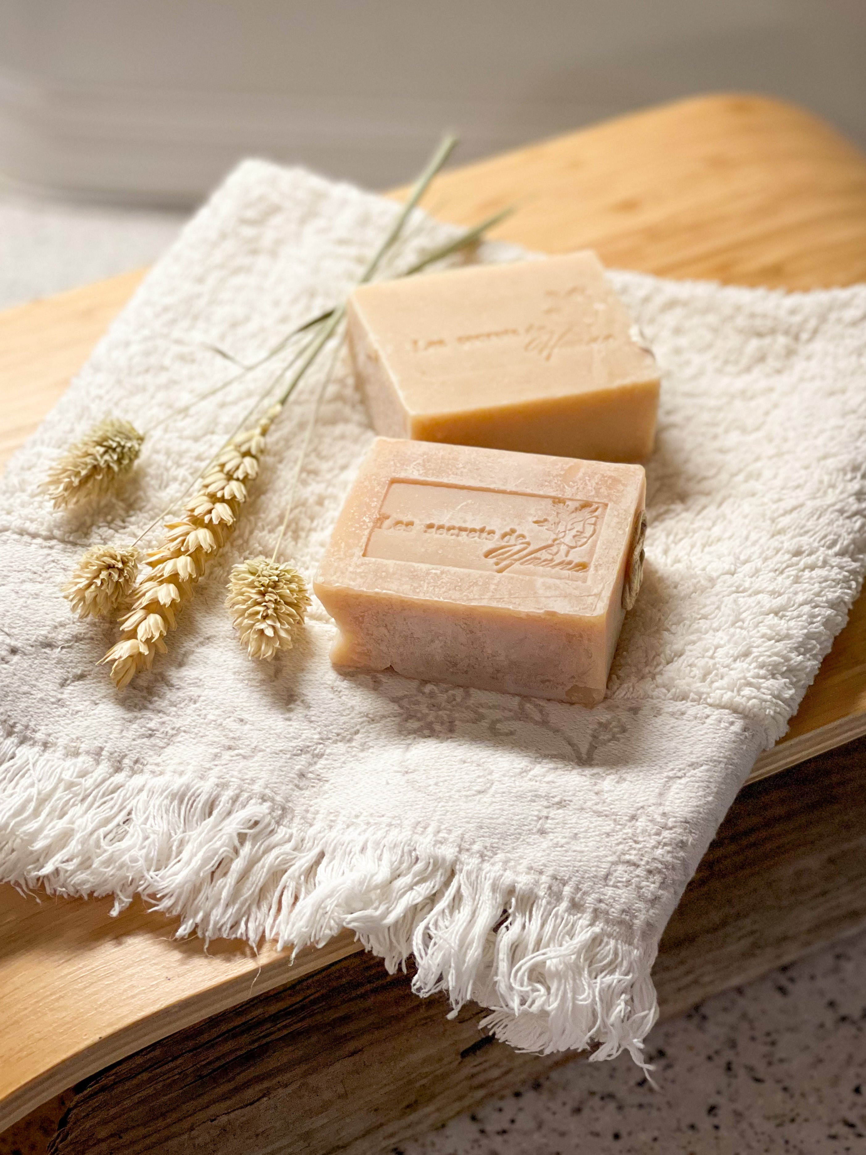 Savon artisanal au lait de chamelle Les Secrets de Houna - saponifié à froid, recette ancestrale tunisienne, soin doux purifiant pour peau sensible